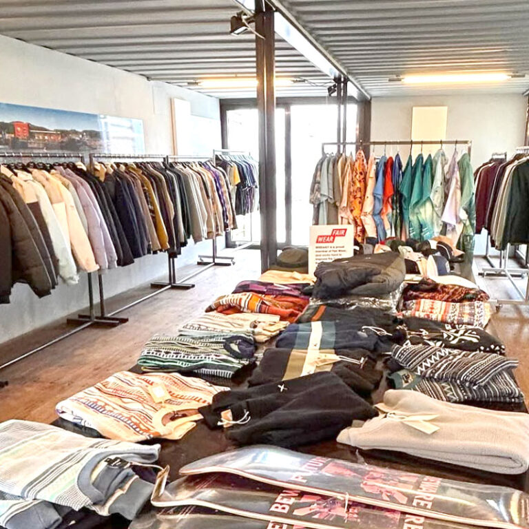 Verkaufsraum beim Sample Sale mit Kleiderstangen und Tischen voller Kleidung