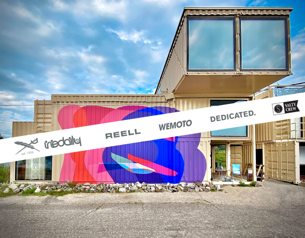 BoxxOffice-Container-Gebäude im Linzer Hafen mit Banner der Marken Iriedaily, Reell, Wemoto, Dedicated und Salty Crew